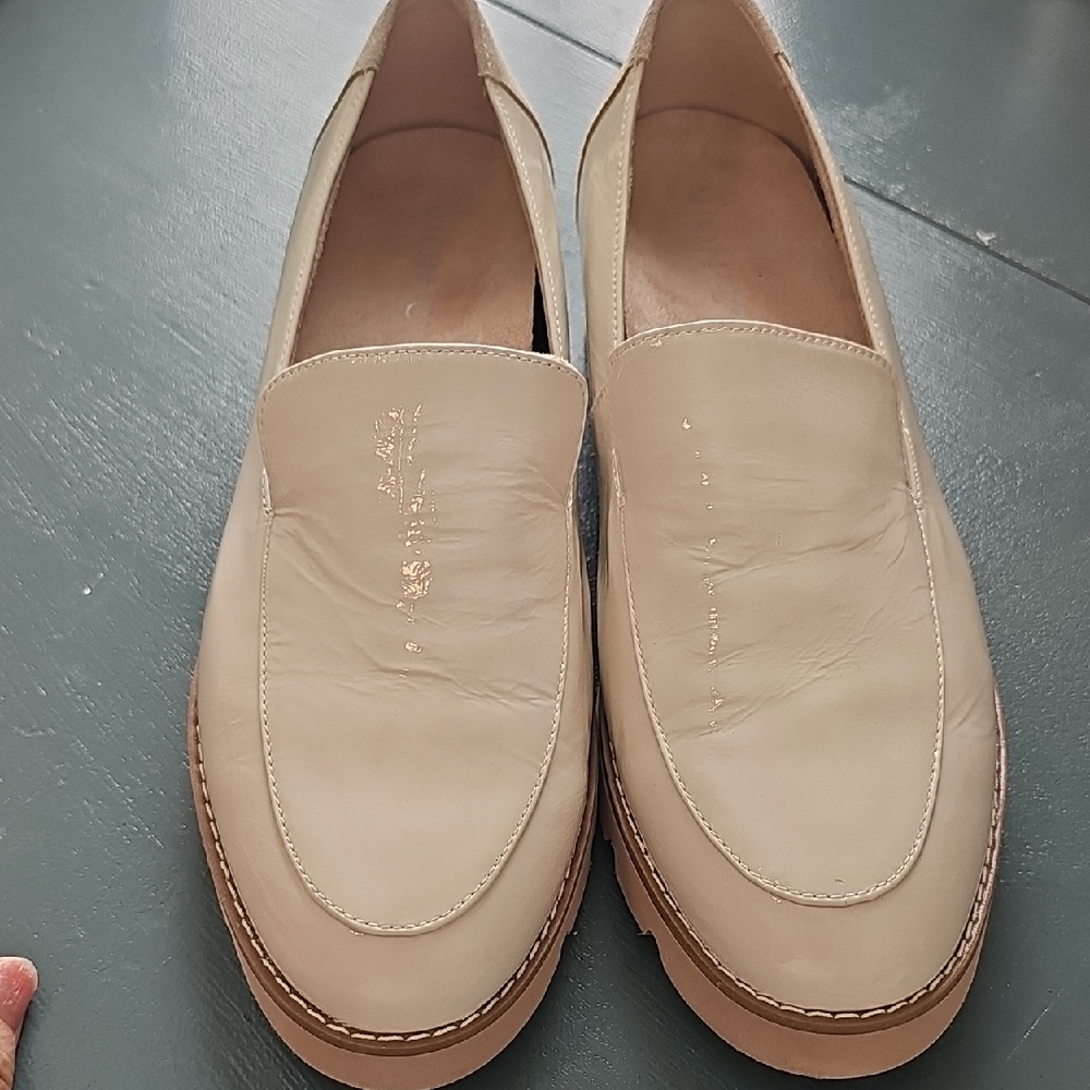 Womens Vionic Cream Slip On Shoes. Size 8.5. Never Worn. Comfortable